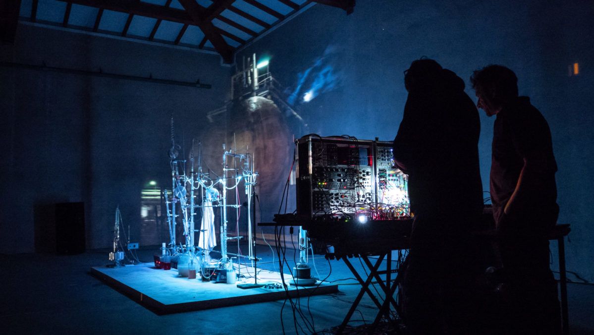 Installation performance Alambic sonore et projection de photographies de la série Paysages chimiques, au Festival Gamerz, à Ecole Supérieur d'Art d'Aix-en-Provence