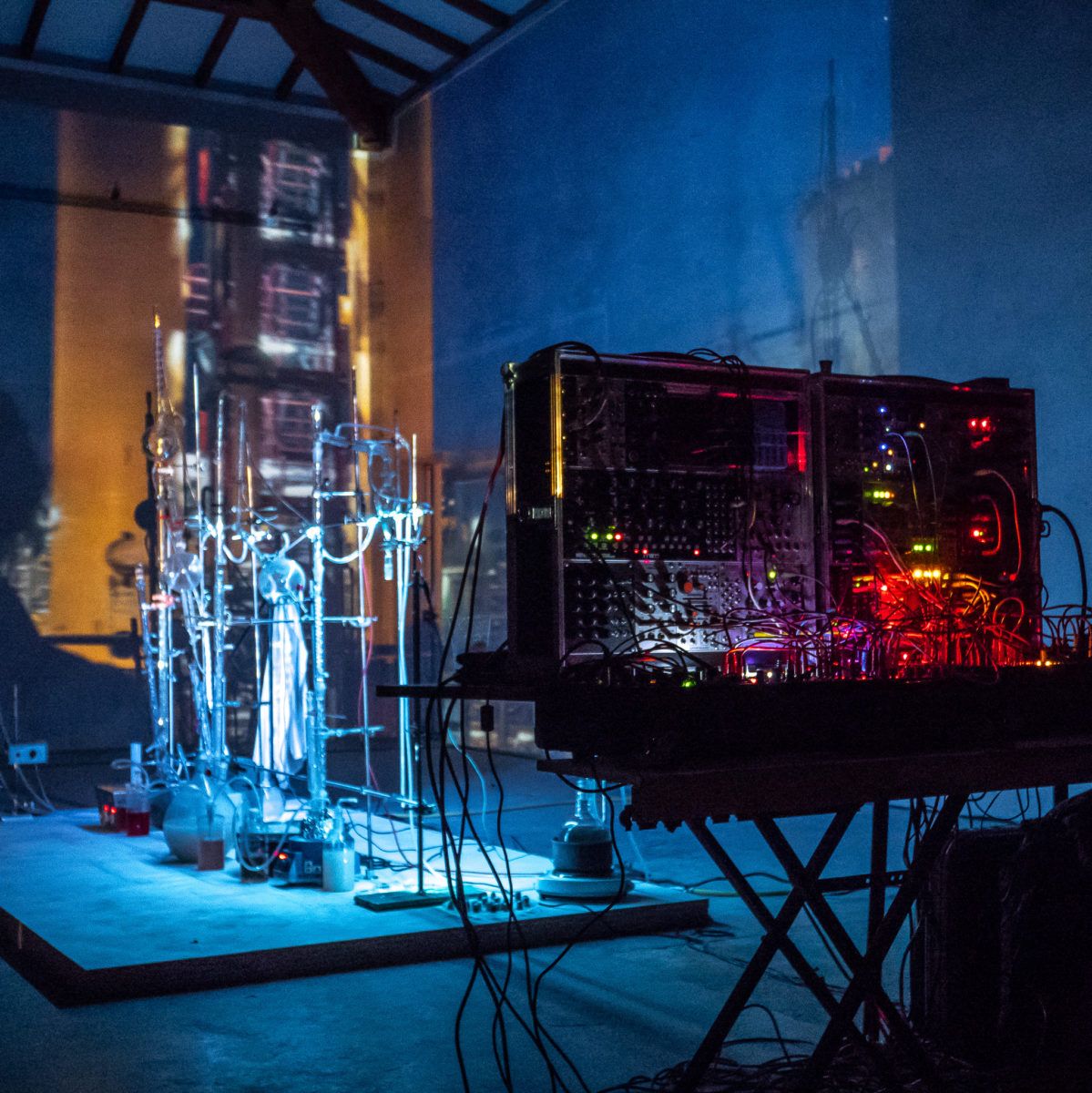 Installation performance Alambic sonore et projection de photographies de la série Paysages chimiques, au Festival Gamerz, à Ecole Supérieur d'Art d'Aix-en-Provence
